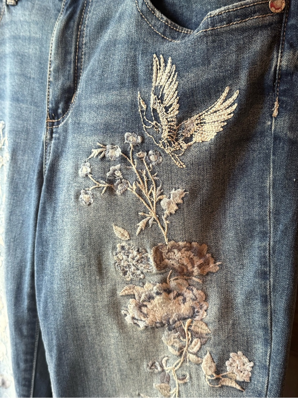 Seven7 Light Blue Slim Straight Jeans with Floral & Bird Embroidery Sz 10 - Picture 3 of 9